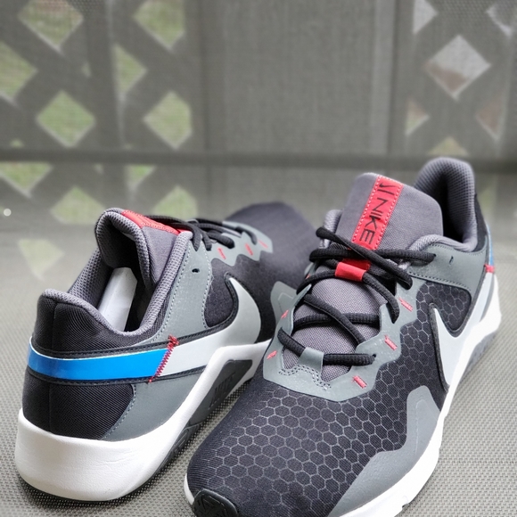 NEW Nike Legend Essential 2 Trainers shoes Size 10 - Picture 3 of 6